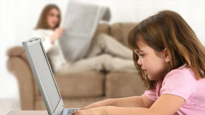 evita le distrazioni digitali nei bambini e presta loro maggiore attenzione
