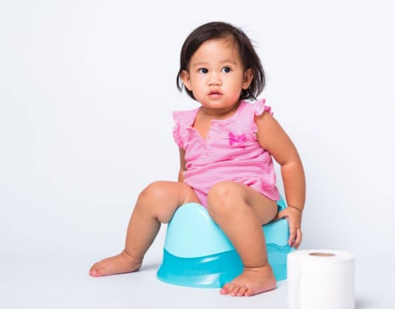 Bambina seduta su un vasino