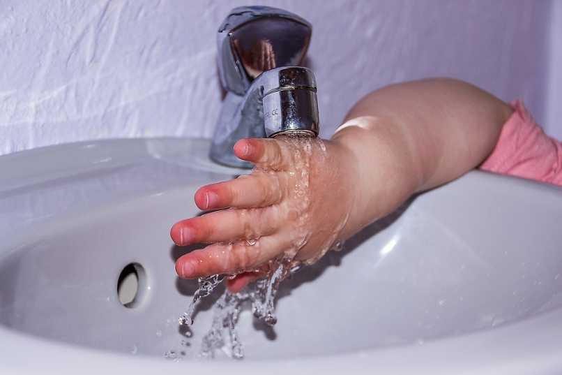 se debe realizar el lavado de manos antes de comer y después de ir al baño o tocar alguna mascota