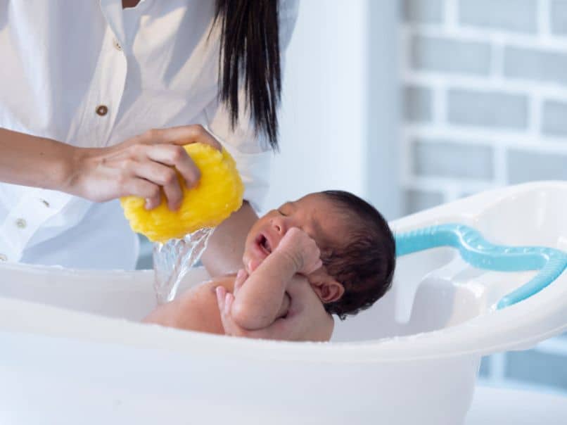 La pulizia del cordone ombelicale deve essere effettuata ad ogni bagnetto del bambino