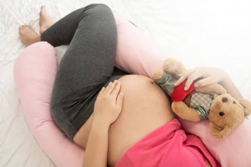 donna incinta sdraiata