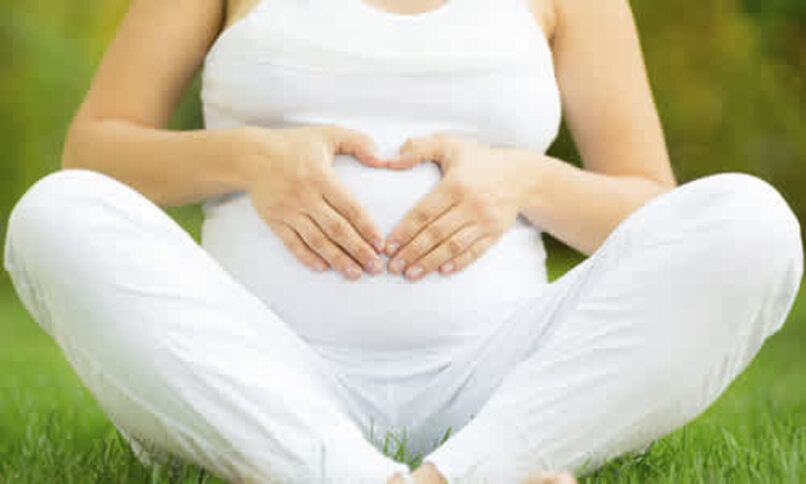 donna seduta durante la gravidanza