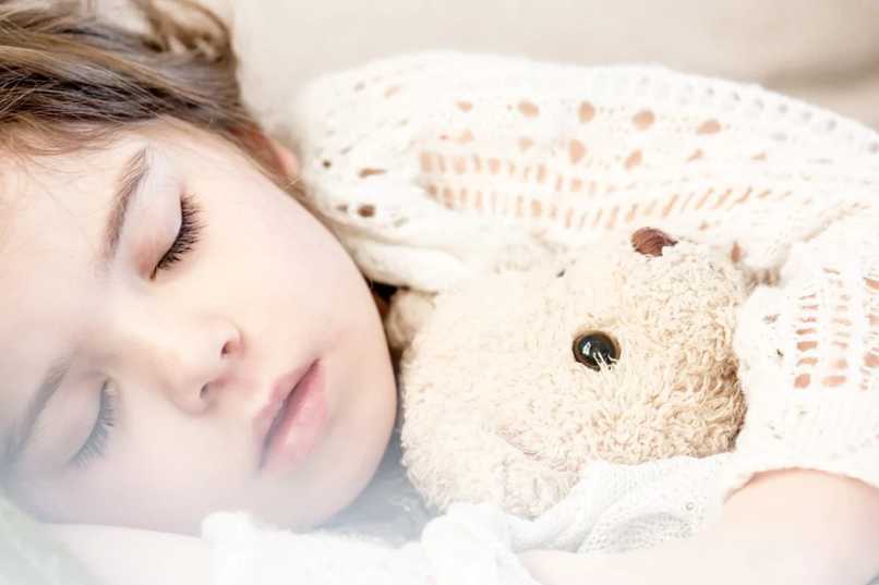 creare buone abitudini di sonno nei bambini aiuta a migliorare le loro prestazioni cerebrali e prevenire le malattie