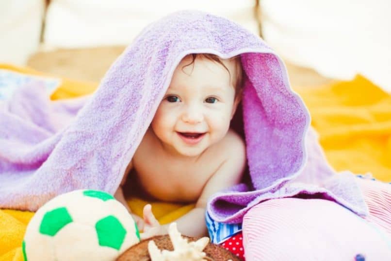 il bambino si asciuga con un asciugamano ed evita così che l'acqua intacchi le orecchie